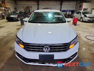 Piąte zdjęcie samochodu w środku: 2016 VOLKSWAGEN PASSAT S VIN:1VWAT7A3XGC027693 - miniatura