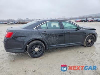 Trzecie zdjęcie samochodu z tyłu: 2015 FORD TAURUS POLICE INTERCEPTOR VIN:1FAHP2MK8FG102352 - miniatura