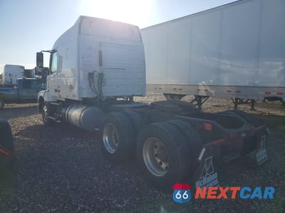 Trzecie zdjęcie samochodu z tyłu: 2016 VOLVO VNL SEMI TRUCK VIN:4V4NC9EH4GN975280 - miniatura