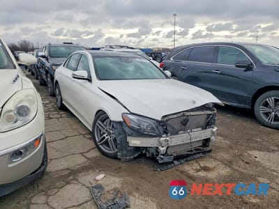 Czwarte zdjęcie samochodu z boku: 2018 MERCEDES-BENZ E 300 4MATIC VIN:WDDZF4KB3JA399399 - miniatura