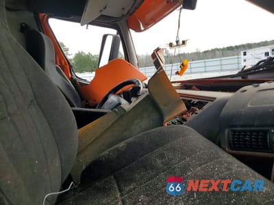 Piąte zdjęcie samochodu w środku: 2009 VOLVO VNM SEMI TRUCK VIN:4V4MC9EG69N263617 - miniatura