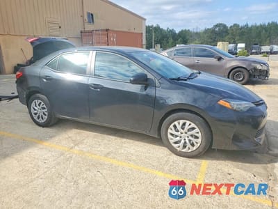 Czwarte zdjęcie samochodu z boku: 2018 TOYOTA COROLLA VIN:2T1BURHE6JC122631 - miniatura