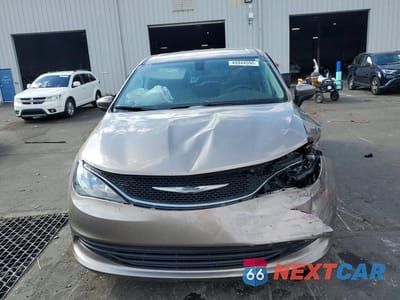 Piąte zdjęcie samochodu w środku: 2017 CHRYSLER PACIFICA LX VIN:2C4RC1CG0HR770679 - miniatura