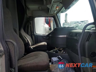 Piąte zdjęcie samochodu w środku: 2019 VOLVO VNL SEMI TRUCK VIN:4V4NC9TG0KN195313 - miniatura