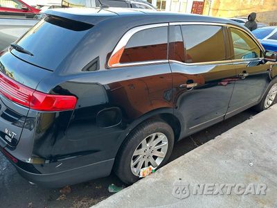Czwarte zdjęcie samochodu z boku: 2018 LINCOLN MKT VIN:2LMHJ5NK0JBL00144 - miniatura
