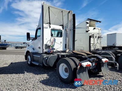 Trzecie zdjęcie samochodu z tyłu: 2016 KENWORTH T680 SEMI TRUCK VIN:1XKYA48XXGJ496667 - miniatura