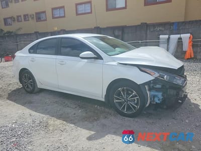 Czwarte zdjęcie samochodu z boku: 2023 KIA FORTE LXS VIN:3KPF24AD7PE573427 - miniatura