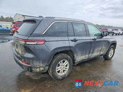 Trzecie zdjęcie samochodu z tyłu: 2023 JEEP GRAND CHEROKEE LAREDO VIN:1C4RJHAG4PC575192 - miniatura