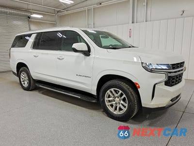 Czwarte zdjęcie samochodu z boku: 2021 CHEVROLET SUBURBAN K1500 LS VIN:1GNSKBKD2MR395399 - miniatura