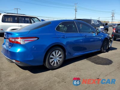 Trzecie zdjęcie samochodu z tyłu: 2020 TOYOTA CAMRY HYBRID LE VIN:4T1C31AK1LU019143 - miniatura