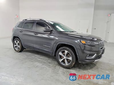 Czwarte zdjęcie samochodu z boku: 2021 JEEP CHEROKEE LIMITED VIN:1C4PJMDX1MD223379 - miniatura