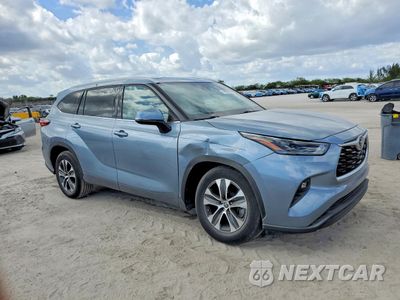 Czwarte zdjęcie samochodu z boku: 2022 TOYOTA HIGHLANDER XLE VIN:5TDGZRAH4NS142143 - miniatura