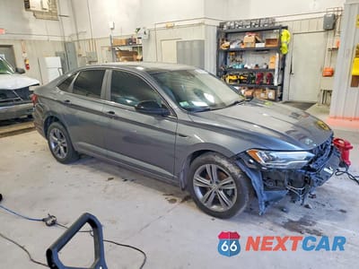 Czwarte zdjęcie samochodu z boku: 2019 VOLKSWAGEN JETTA S VIN:3VWC57BU3KM080124 - miniatura