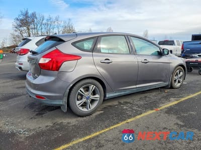 Trzecie zdjęcie samochodu z tyłu: 2014 FORD FOCUS SE VIN:1FADP3K20EL290409 - miniatura