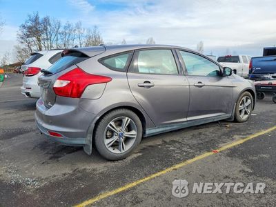 Trzecie zdjęcie samochodu z tyłu: 2014 FORD FOCUS SE VIN:1FADP3K20EL290409 - miniatura