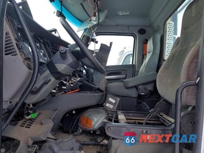 Piąte zdjęcie samochodu w środku: 2014 KENWORTH T680 TRUCK CAB AND CHASSIS VIN:1XKYA48X6EJ402524 - miniatura