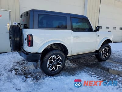 Trzecie zdjęcie samochodu z tyłu: 2022 FORD BRONCO BASE VIN:1FMDE5AP4NLB02379 - miniatura