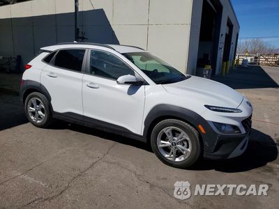 Czwarte zdjęcie samochodu z boku: 2023 HYUNDAI KONA SEL VIN:KM8K62AB6PU059619 - miniatura