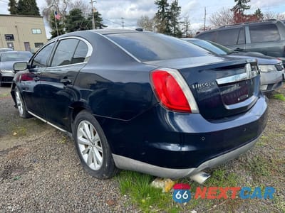 Trzecie zdjęcie samochodu z tyłu: 2009 LINCOLN MKS VIN:1LNHM94RX9G608922 - miniatura