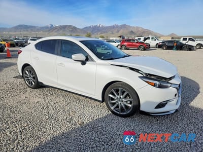 Czwarte zdjęcie samochodu z boku: 2018 MAZDA 3 GRAND TOURING VIN:3MZBN1W33JM177557 - miniatura