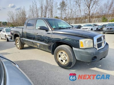 Czwarte zdjęcie samochodu z boku: 2005 DODGE DAKOTA QUAD VIN:1D7HW28K45S263919 - miniatura
