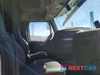 Piąte zdjęcie samochodu w środku: 2024 VOLVO VN VNL - SEMI TRUCK VIN:4V4NC9EJ0RN662118 - miniatura