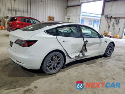 Trzecie zdjęcie samochodu z tyłu: 2022 TESLA MODEL 3 VIN:5YJ3E1EB1NF334884 - miniatura
