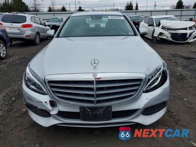 Piąte zdjęcie samochodu w środku: 2017 MERCEDES-BENZ C 300 4MATIC VIN:55SWF4KBXHU202788 - miniatura