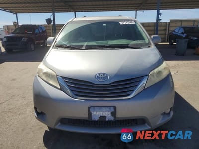 Piąte zdjęcie samochodu w środku: 2016 TOYOTA SIENNA XLE 8-PASSENGER VIN:5TDYK3DC8GS707633 - miniatura