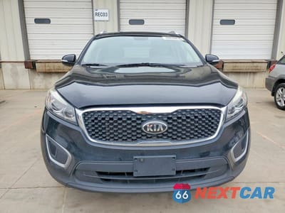 Piąte zdjęcie samochodu w środku: 2016 KIA SORENTO LX V6 VIN:5XYPGDA58GG131225 - miniatura