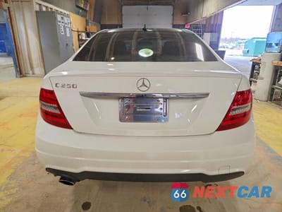 Zdjęcie 6 z 11 samochodu: 2015 MERCEDES-BENZ C 250 VIN:WDDGJ4HB0FG435017 - miniatura