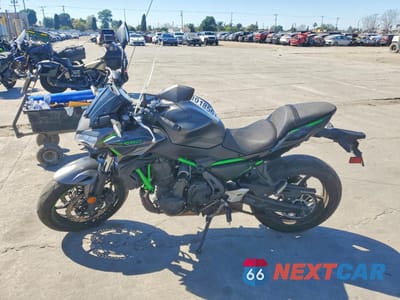 Trzecie zdjęcie samochodu z tyłu: 2023 KAWASAKI ER650 N VIN:ML5EREN17PDA96364 - miniatura