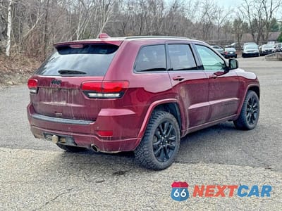 Czwarte zdjęcie samochodu z boku: 2020 JEEP GRAND CHEROKEE LAREDO VIN:1C4RJFAG6LC347757 - miniatura