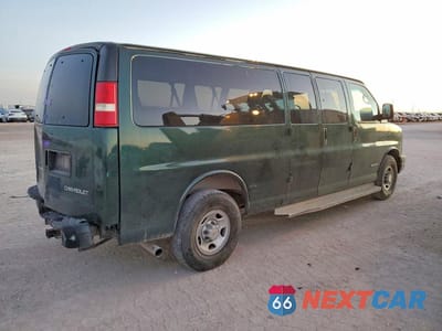 Trzecie zdjęcie samochodu z tyłu: 2004 CHEVROLET EXPRESS G3500 VIN:1GAHG39U441184843 - miniatura