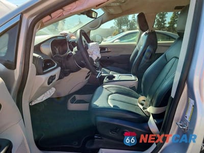 Zdjęcie 7 z 13 samochodu: 2024 CHRYSLER PACIFICA HYBRID SELECT VIN:2C4RC1S73RR150394 - miniatura