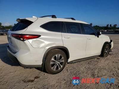 Trzecie zdjęcie samochodu z tyłu: 2022 TOYOTA HIGHLANDER XLE VIN:5TDGZRAH0NS110967 - miniatura