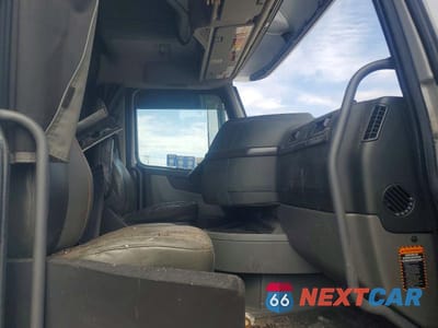 Piąte zdjęcie samochodu w środku: 2020 VOLVO VNL SEMI TRUCK VIN:4V4NC9EJ9LN213463 - miniatura
