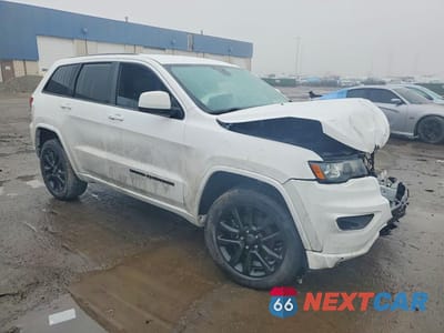 Czwarte zdjęcie samochodu z boku: 2020 JEEP GRAND CHEROKEE LAREDO VIN:1C4RJFAG4LC420981 - miniatura