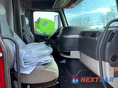 Piąte zdjęcie samochodu w środku: 2012 VOLVO VN VNL VIN:4V4NC9EH6CN543929 - miniatura