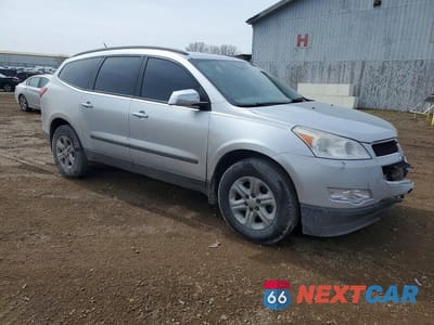 Czwarte zdjęcie samochodu z boku: 2012 CHEVROLET TRAVERSE LS VIN:1GNKVFED4CJ370883 - miniatura