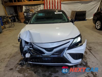 Piąte zdjęcie samochodu w środku: 2022 TOYOTA CAMRY HYBRID XSE VIN:4T1K31AK6NU044442 - miniatura