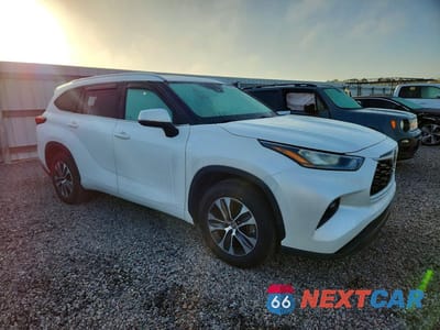 Czwarte zdjęcie samochodu z boku: 2020 TOYOTA HIGHLANDER XLE VIN:5TDGZRAH8LS018860 - miniatura