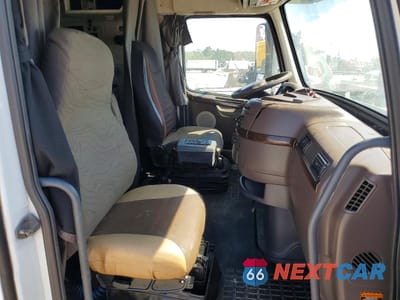 Piąte zdjęcie samochodu w środku: 2015 VOLVO VNL SEMI TRUCK VIN:4V4NC9TG0FN916025 - miniatura