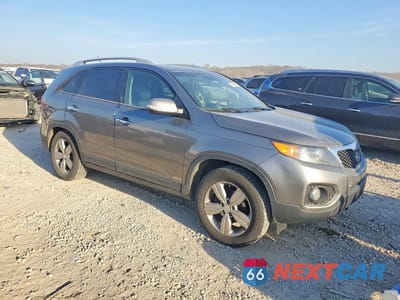 Czwarte zdjęcie samochodu z boku: 2013 KIA SORENTO EX VIN:5XYKUDA2XDG396085 - miniatura