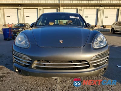 Piąte zdjęcie samochodu w środku: 2014 PORS 2014 PORSCHE CAYENNE V6 4D SUV VIN:WP1AA2A29ELA90749 - miniatura