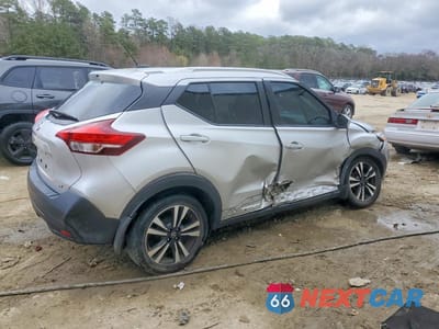 Trzecie zdjęcie samochodu z tyłu: 2018 NISSAN KICKS SV VIN:3N1CP5CU2JL520793 - miniatura