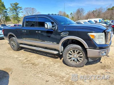 Czwarte zdjęcie samochodu z boku: 2016 NISSAN TITAN XD PLATINUM RESERVE VIN:1N6BA1F22GN511286 - miniatura