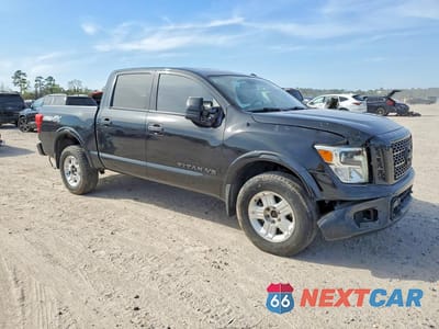 Czwarte zdjęcie samochodu z boku: 2018 NISSAN TITAN PRO-4X VIN:1N6AA1E51JN547579 - miniatura