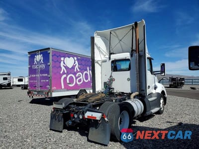 Czwarte zdjęcie samochodu z boku: 2016 KENWORTH T680 SEMI TRUCK VIN:1XKYA48X8GJ496618 - miniatura