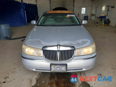 Piąte zdjęcie samochodu w środku: 2001 LINCOLN TOWN CAR SIGNATURE VIN:1LNHM82W51Y613544 - miniatura